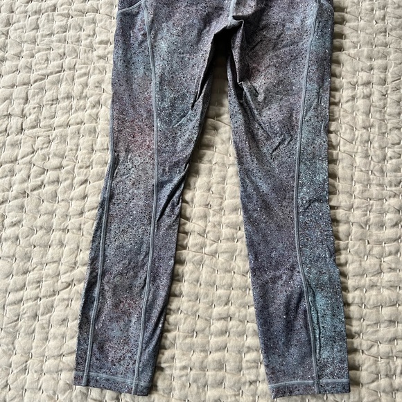 Like New Lululemon Final Lap Crop (23") Multi Sz 6 - Picture 8 of 8